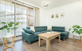 Duży Apartament z Parkingiem i Balkonem w Kołobrzegu by Noclegi Renters